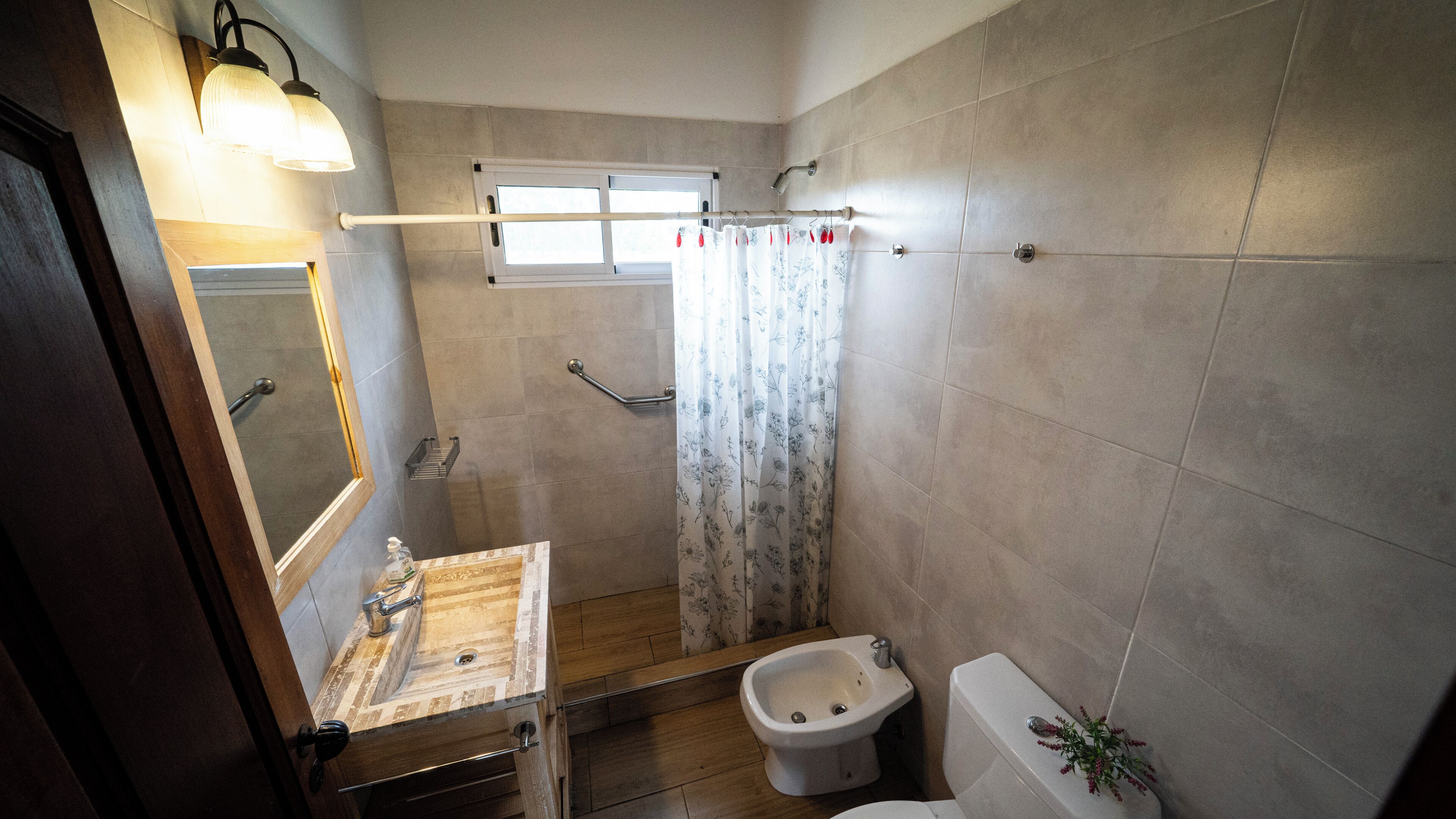 Appartamento Deluxe | Bagno | Doccia, asciugacapelli, asciugamani, sapone
