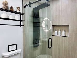 Shower, hair dryer, shampoo - LUX 7BA/5BA Oasis w/Heated Pool & Spa +huge garden (Las Vegas)