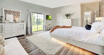 LUX 7BA/5BA Oasis w/Heated Pool & Spa +huge garden