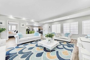 TV, fireplace, offices - LUX 7BA/5BA Oasis w/Heated Pool & Spa +huge garden (Las Vegas)