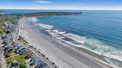 Freshly updated and full of coastal cottage charm, this easy beach escape is under half a mile from Long Sands Beach, with AC throughout, plenty of parking, and a Solo Stove firepit for laid-back nights outside—plus no weekly stay required.
