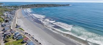 Freshly updated and full of coastal cottage charm, this easy beach escape is under half a mile from Long Sands Beach, with AC throughout, plenty of parking, and a Solo Stove firepit for laid-back nights outside—plus no weekly stay required.