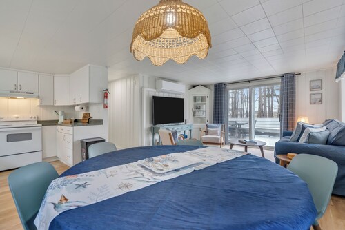 Freshly updated and full of coastal cottage charm, this easy beach escape is under half a mile from Long Sands Beach, with AC throughout, plenty of parking, and a Solo Stove firepit for laid-back nights outside—plus no weekly stay required.