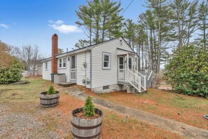 Exterior - Freshly updated and full of coastal cottage charm, this easy beach escape is under half a mile from Long Sands Beach, with AC throughout, plenty of parking, and a Solo Stove firepit for laid-back nights outside—plus no weekly stay required. (York)