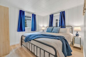 4 bedrooms, iron/ironing board, travel cot, free WiFi - Freshly updated and full of coastal cottage charm, this easy beach escape is under half a mile from Long Sands Beach, with AC throughout, plenty of parking, and a Solo Stove firepit for laid-back nights outside—plus no weekly stay required. (York)