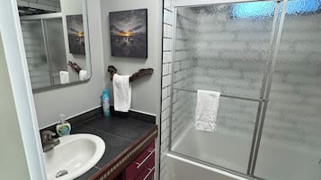 Secador de cabelo, toalhas de banho, sabonete, papel higiênico