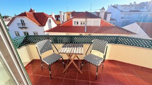 Outdoor dining - Relax 3 bedrooms penthouse in the heart of Cascais historic center (Cascais)