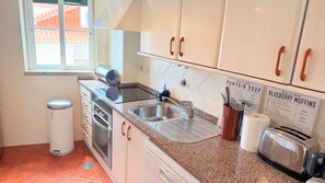 Private kitchen - Relax 3 bedrooms penthouse in the heart of Cascais historic center (Cascais)