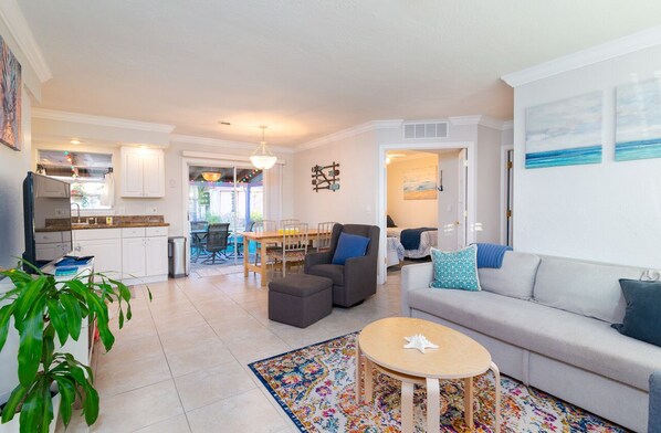 Ferienhaus (3 Bedrooms) | Wohnbereich | 40-Zoll-Smart-TV mit Kabelempfang