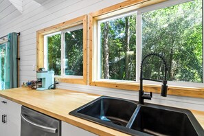 Hus (1 Bedroom) | Eget kjøkken | Kjøleskap, mikrobølgeovn, ovn og kokeplater