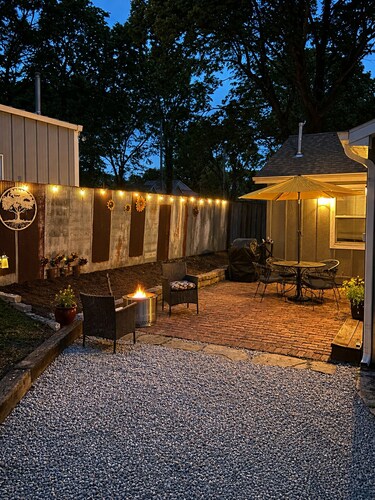 Cozy 2-bedroom cottage in delightful Eudora with AC