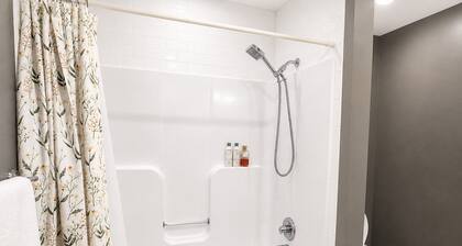 Cozy 2-bedroom cottage in delightful Eudora with AC