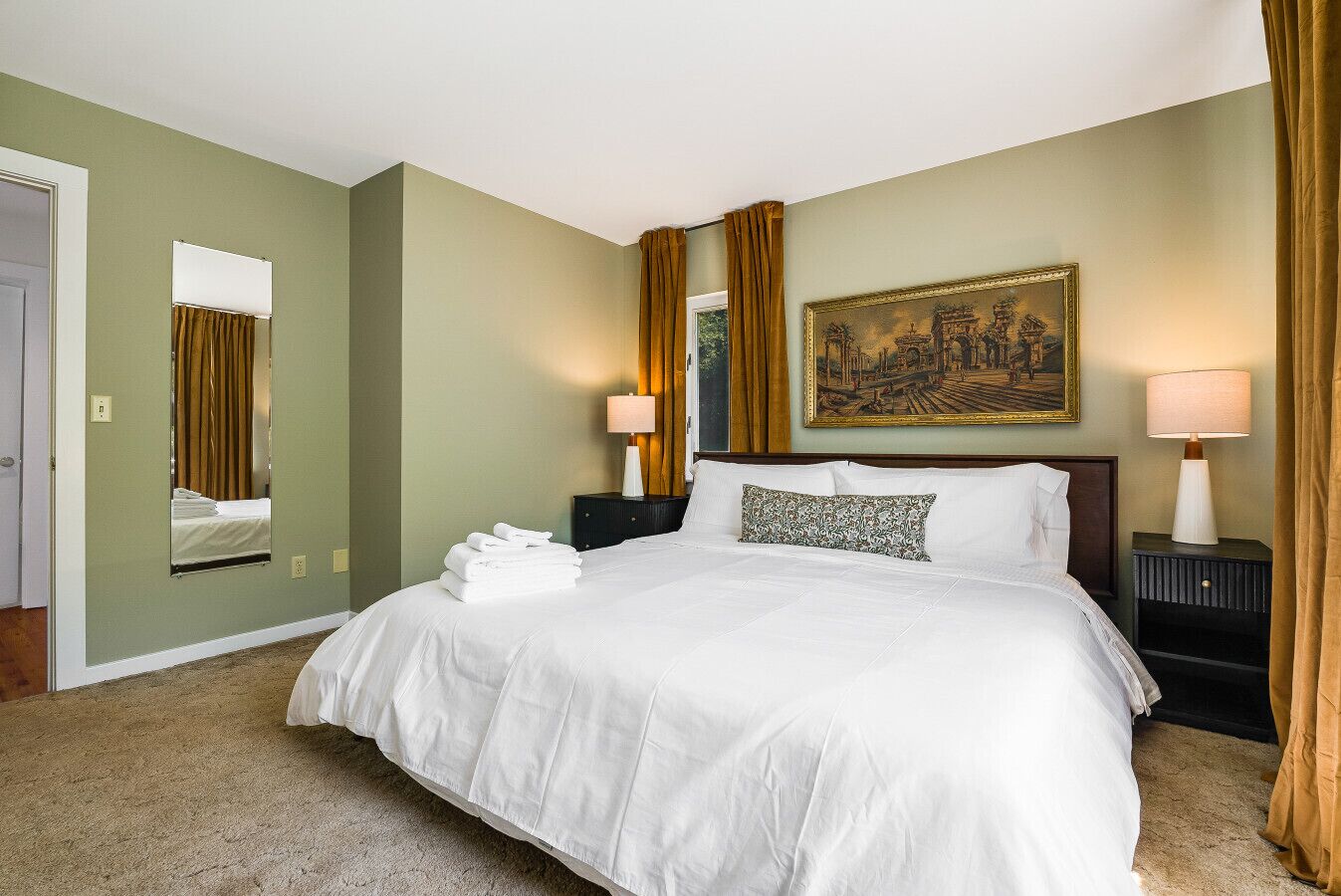 Desk, iron/ironing board, WiFi, bed sheets