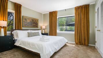 Desk, iron/ironing board, WiFi, bed sheets