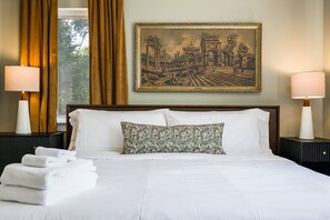Escritorio, tabla de planchar con plancha, wifi y ropa de cama 