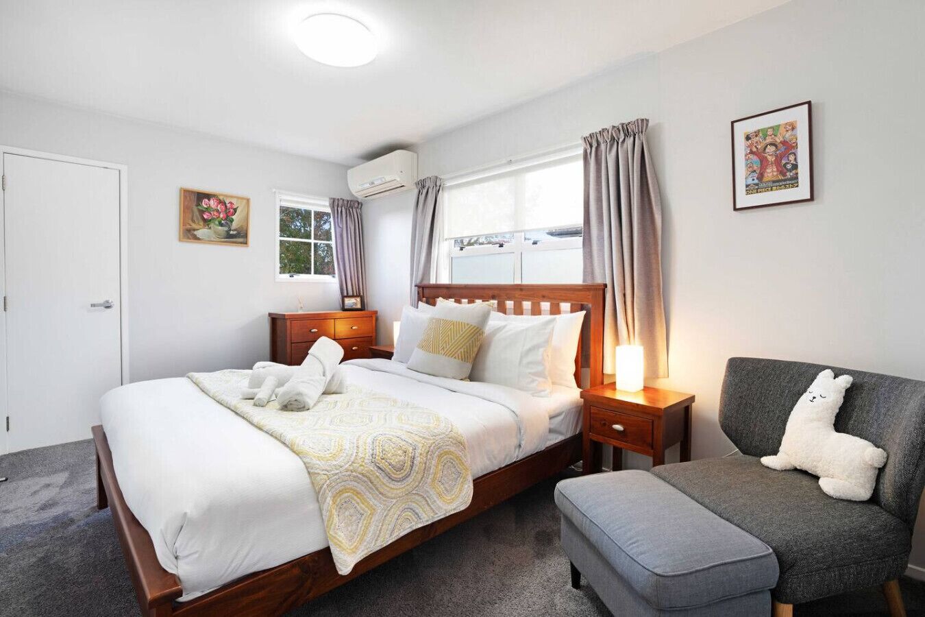 Desk, iron/ironing board, WiFi, bed sheets