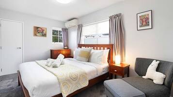 Desk, iron/ironing board, WiFi, bed sheets
