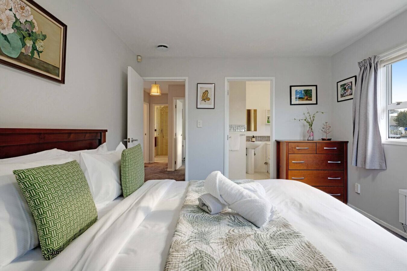 Desk, iron/ironing board, WiFi, bed sheets