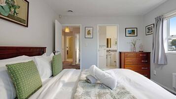 Desk, iron/ironing board, WiFi, bed sheets