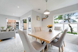 Dining - Remuera 3BR Elegance Home with Outdoor Living (Auckland Central Suburbs)