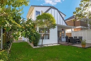 Exterior - Remuera 3BR Elegance Home with Outdoor Living (Auckland Central Suburbs)