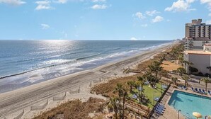 Vista de una playa con piscina y un edificio.