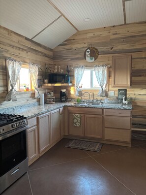 Private kitchen - Perfect 2-bedroom cottage in tranquil Powell with cozy charm (Powell)