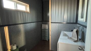 Ducha, toallas y papel higiénico