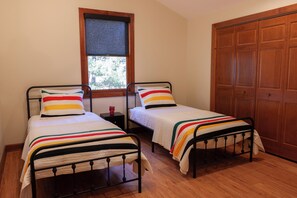 4 habitaciones, tabla de planchar con plancha, internet y ropa de cama 