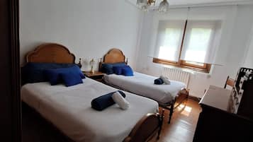 Een strijkplank/strijkijzer, wifi, beddengoed