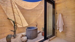 Ilmaiset hygieniatuotteet, hiustenkuivaaja, pyyhkeet, saippua
