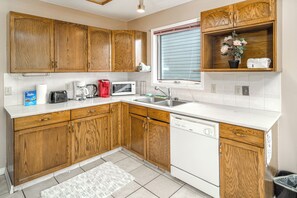 Private kitchen - Upgraded 5Beds 2Bath with New Furnitures Work Space 10 mins to YYC 1 Min to Bus (Calgary)