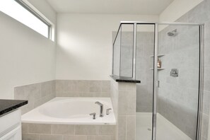 Douche, baignoire à jets, sèche-cheveux, serviettes fournies