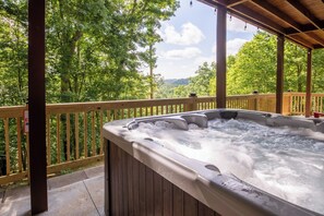 Outdoor spa tub - Family Friendly Cabin-Sleeps 9+Hotub+Gameroom+Firepit+Dog Friendly (McCaysville)