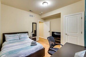 A bedroom with a bed, a desk, a chair, a TV, and a door. - 4B/2B Apt in Philadelphia, FIFA World Cup 2026 - 15 minutes away (Philadelphia)