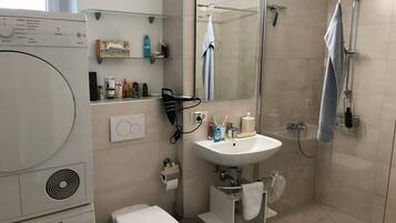 Douche, sèche-cheveux, serviettes fournies, savon