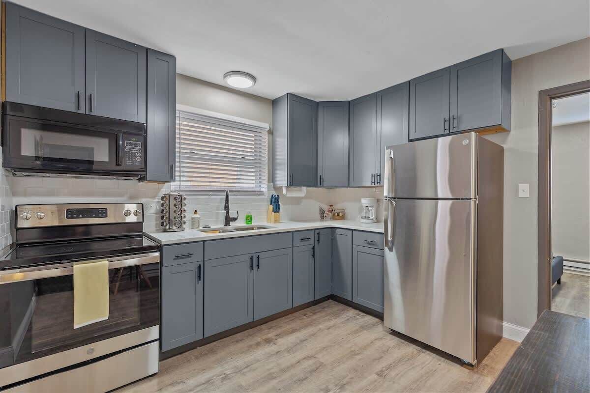 Coffee/tea maker, fridge, microwave, oven