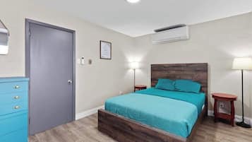 Tabla de planchar con plancha, wifi y ropa de cama