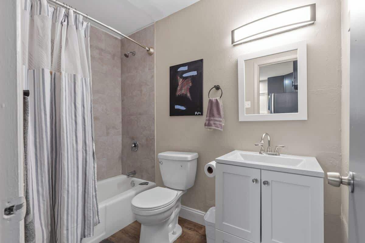 Een douche, een haardroger, handdoeken