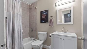Een douche, een haardroger, handdoeken