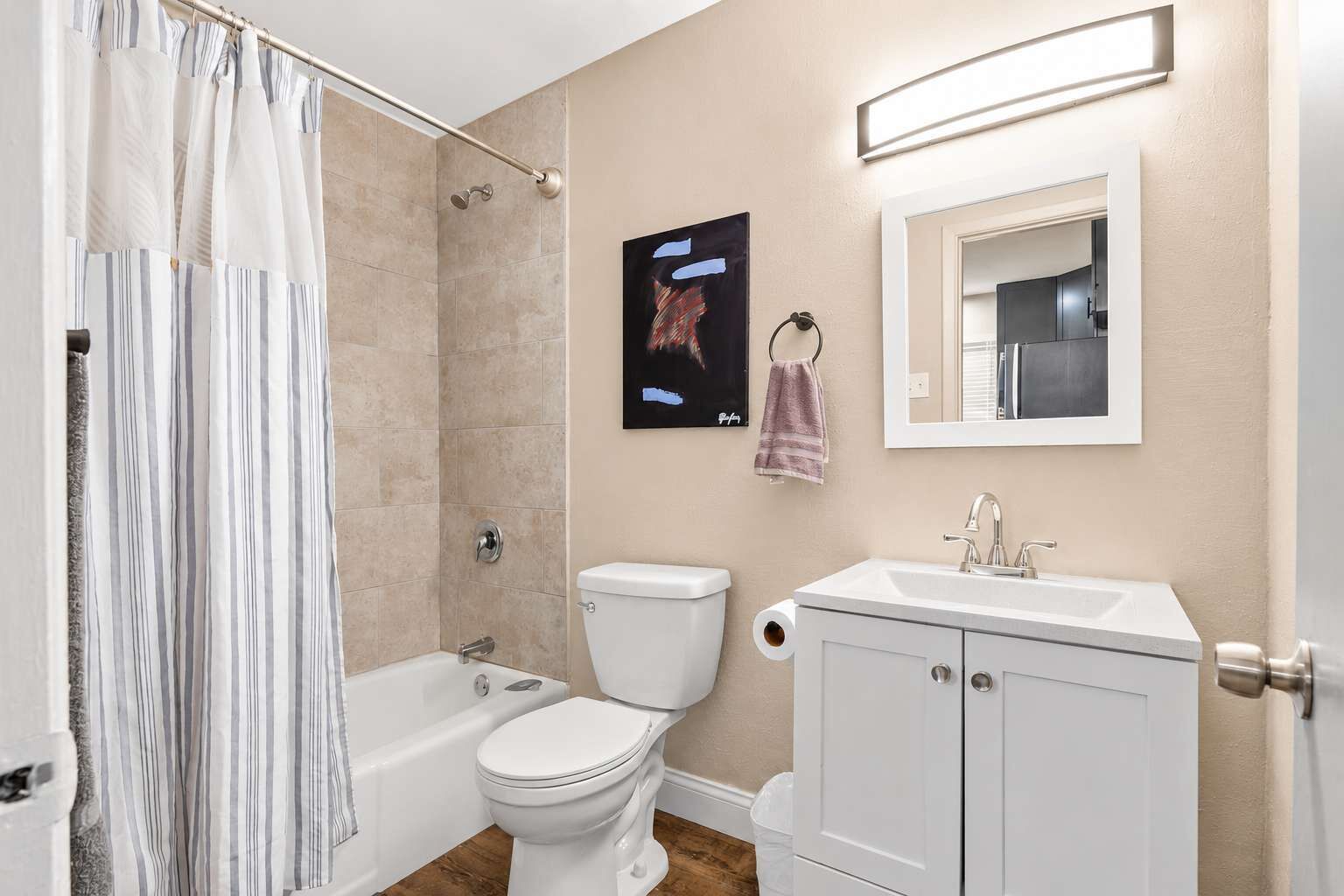 Douche, sèche-cheveux, serviettes fournies