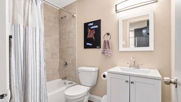 Douche, sèche-cheveux, serviettes fournies
