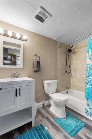 Een douche, een haardroger, handdoeken