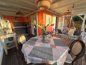 Outdoor dining - Bungalow le Reflet du Diamant in a quiet garden 10 minutes from the beach (Sainte-Luce)