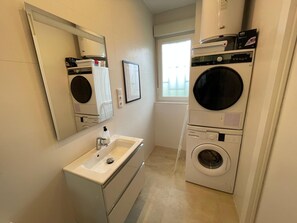 Shower, hair dryer, towels, soap - Vrbo Property (Santander)