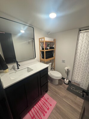 Bathroom - Perfect place to stay for events at the Lazy E arena. (Guthrie)
