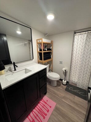 Bathroom - Perfect place to stay for events at the Lazy E arena. (Guthrie)