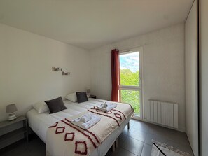 Iron/ironing board, WiFi, bed sheets