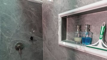 Handtücher, Seife, Shampoo, Toilettenpapier