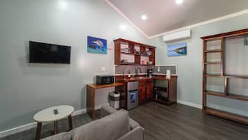 Superior studio suite, uitzicht op tuin | Woonruimte | Een 32-inch flatscreentelevisie met kabelzenders en Netflix